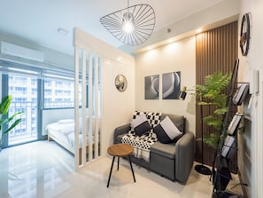 40-inch flat-screen TV with digital channels - GemstoneBR in SMDC Fame Residences (Mandaluyong)