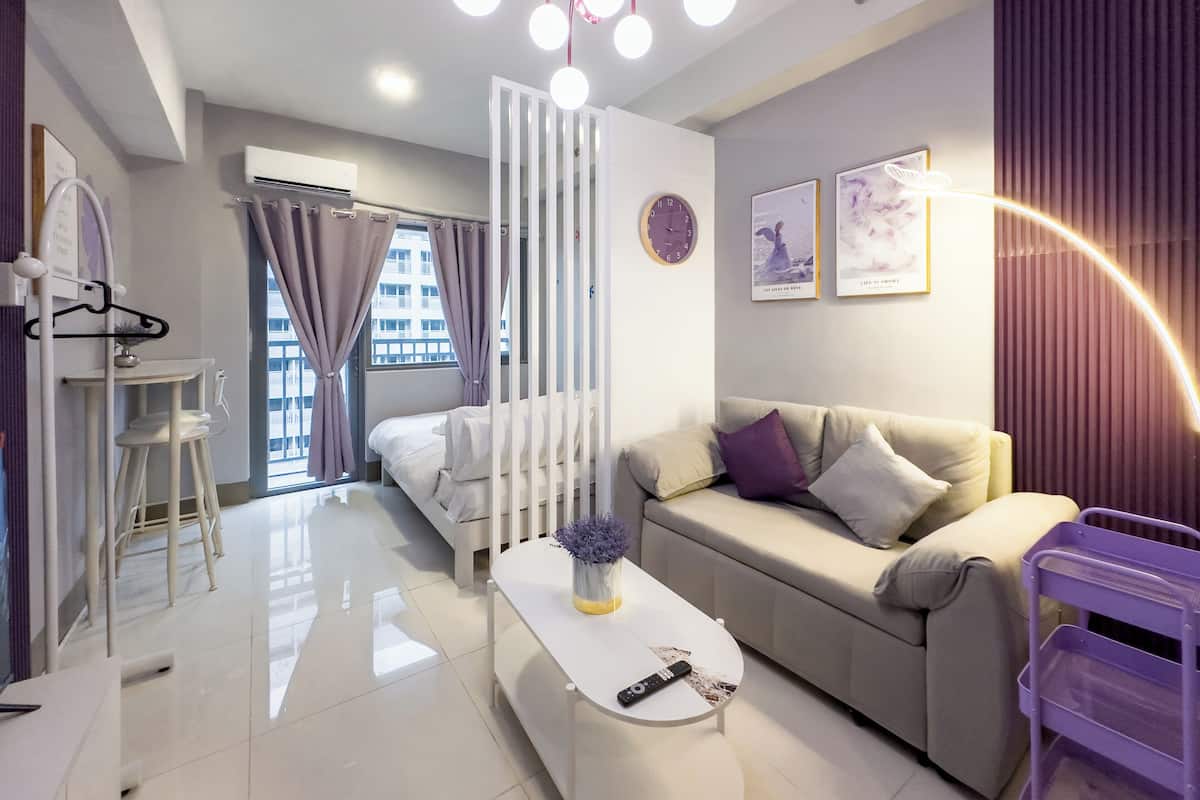 Romantic Condo, 1 Queen Bed with Sofa bed, Private Bathroom | Living area | 40-inch flat-screen TV with digital channels