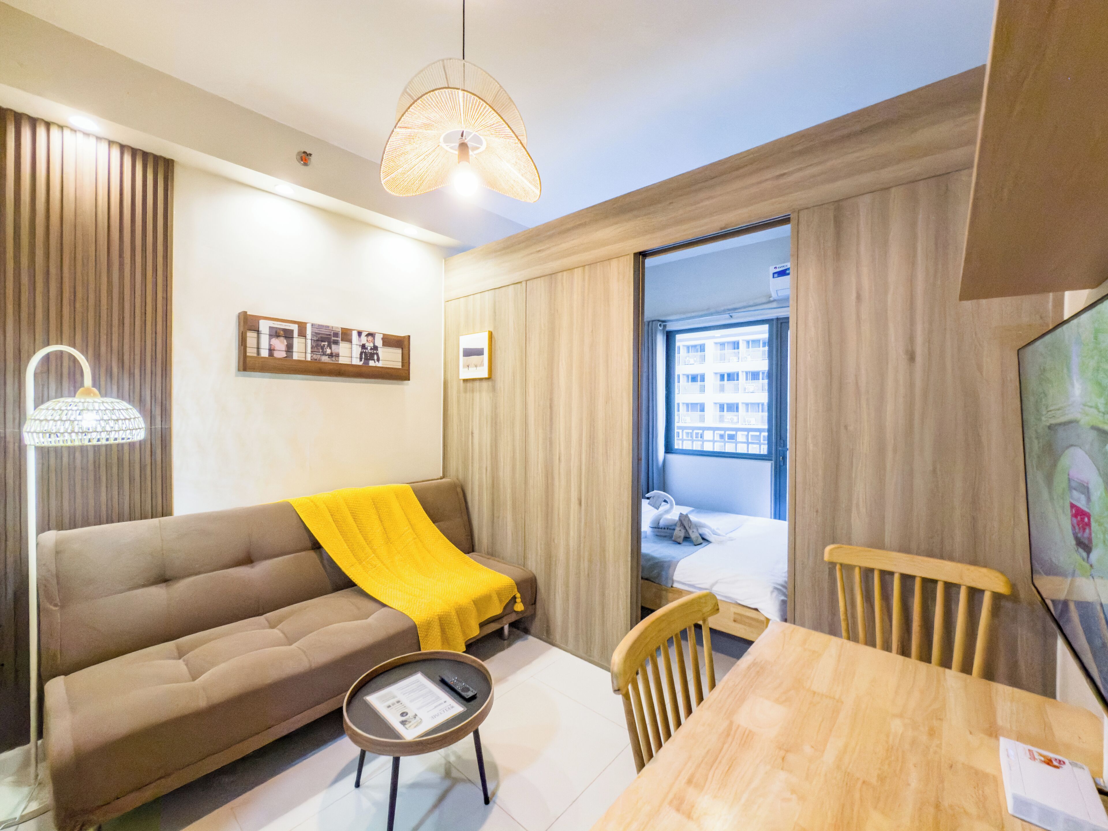 標準公寓客房, 簡易廚房, 泳池景觀 | 起居區 | 40-吋平面電視，提供數位頻道