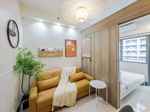 40-inch flat-screen TV with digital channels - GemstoneBR in SMDC Fame Residences (Mandaluyong)