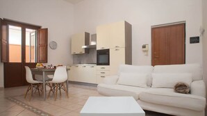 Eine moderne Wohnung mit Essbereich, Küche und Wohnzimmer.