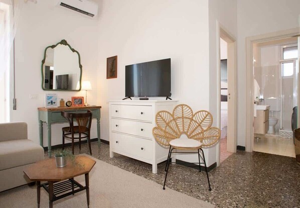 Unclassified image, 1 of 21, button