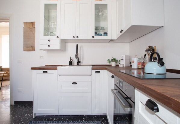 Fridge, oven, stovetop, coffee/tea maker