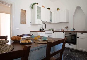 Kühlschrank, Herdplatte, Wasserkocher mit Kaffee-/Teezubehör, Toaster