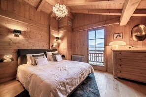 5 quartos, ferros/tábuas de passar roupa, acesso à internet