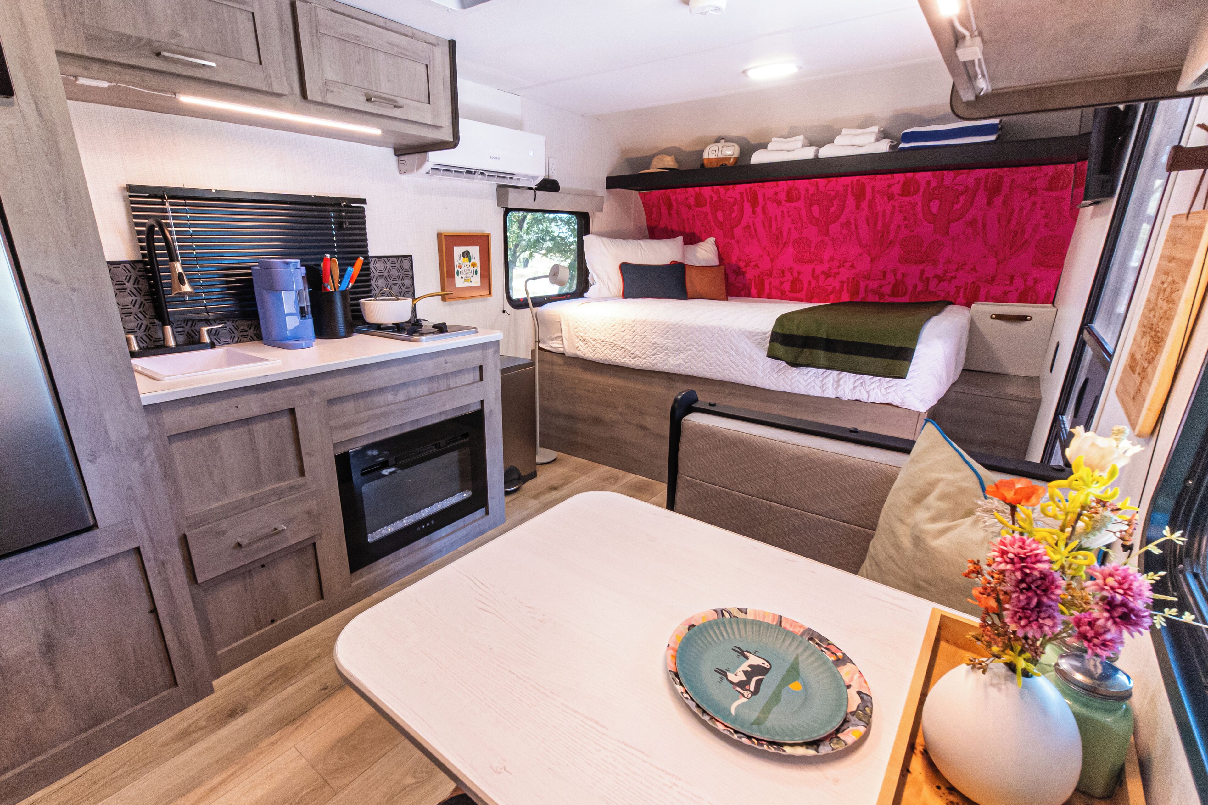 Muebles diferentes, wifi gratis y ropa de cama 