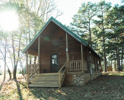 2 Lakeside : Charming 2-bedroom cabin with AC, WiFi in welcoming Solgohachia