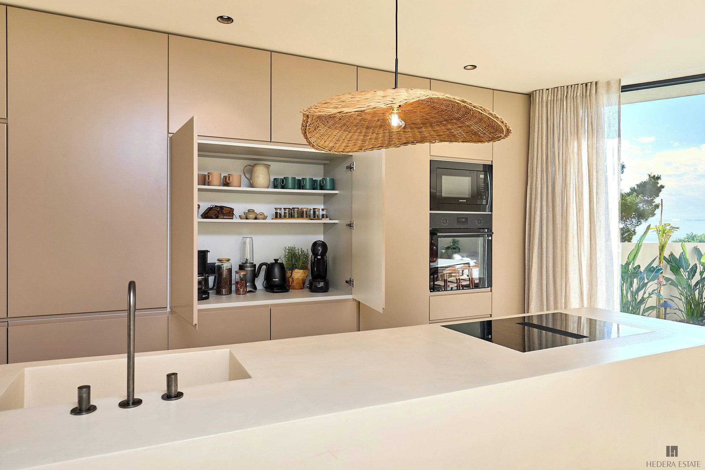 Frigorífico, microondas, horno y placa de cocina