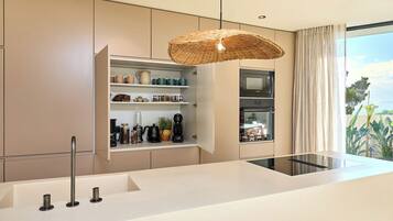 Frigorífico, microondas, horno y placa de cocina