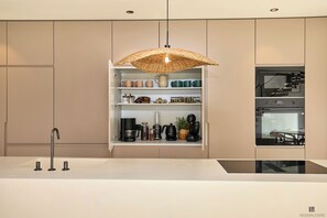 Frigorífico, microondas, horno y placa de cocina