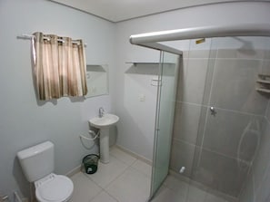 Douche, articles de toilette gratuits, serviettes fournies, savon