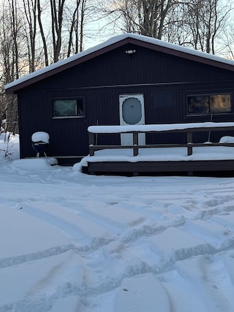 Property grounds. HUNTING: Nice Quiet 3-bedroom cabin in Ridgway, on top of 2,200ft Bootjack Mtn.