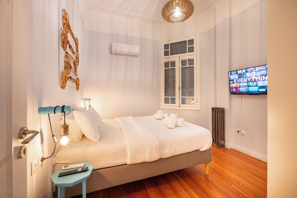 2 bedrooms, desk, laptop workspace, iron/ironing board - Historic 2BR Oasis in Kolonaki (Athens)