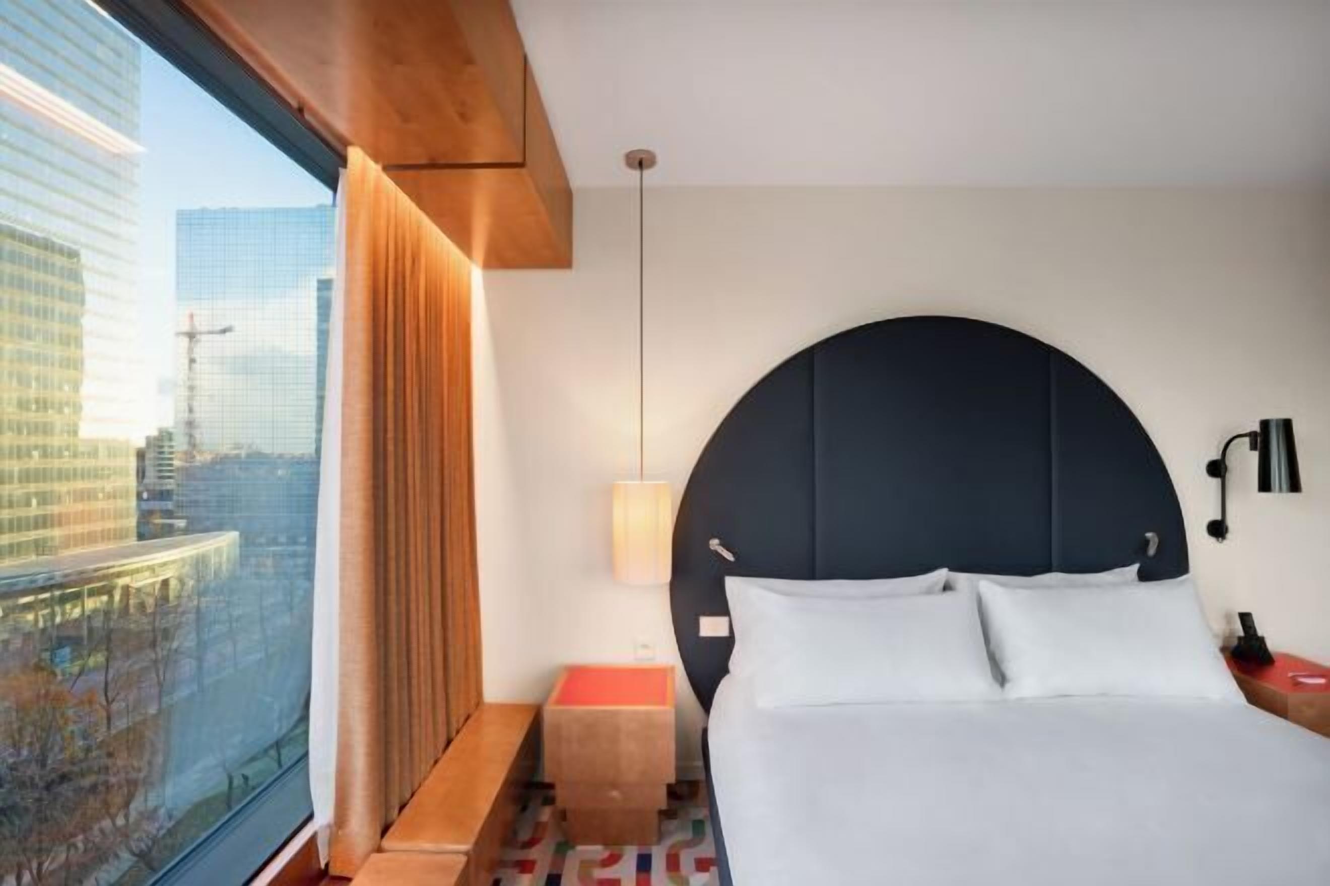 Sengetøy av topp kvalitet, minibar og safe på rommet