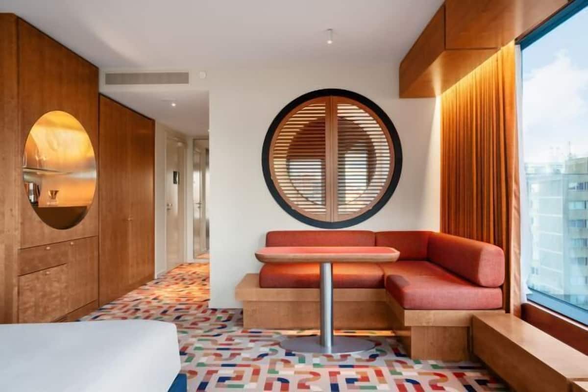 Ropa de cama de alta calidad, minibar, caja fuerte