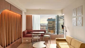 Suite, 1 slaapkamer | Luxe beddengoed, een minibar, een kluis op de kamer, een laptopwerkplek