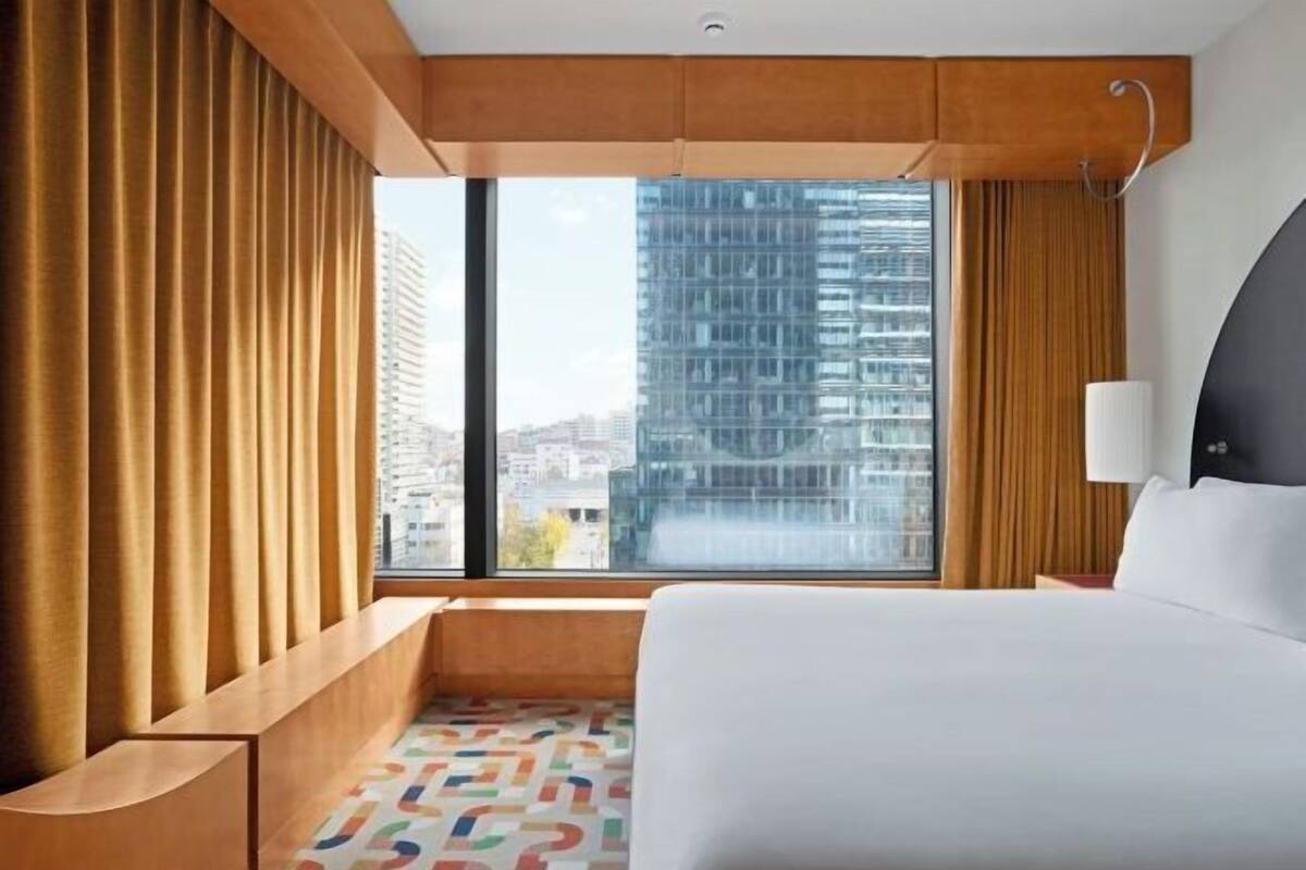 Ropa de cama de alta calidad, minibar, caja fuerte