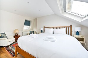 3 quartos, escrivaninha, ferros/tábuas de passar roupa