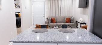 Beautiful Two Bed Room - Apt 2 - Downstairs