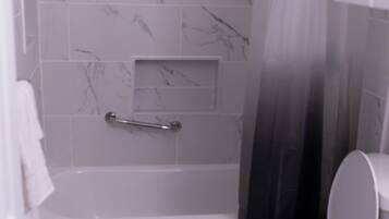 Serviettes fournies, savon, papier toilette