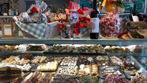 A bakery display case with various pastries and desserts. - Newly renovated apartment,  ideal for relaxing, nature lovers and walkers  

 (Abruzzo)