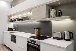 Deluxe Apartment, 2 Bedrooms, Non Smoking | Private kitchen - The Green House in Príncipe Real (Lisbon)