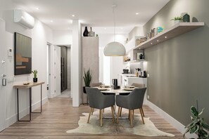 Deluxe-Apartment, 2 Schlafzimmer, Nichtraucher | Wohnbereich | 50-Zoll-Flachbildfernseher mit Kabelempfang, Fernseher