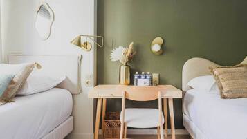 Escriptori, planxa i posts de planxar, wifi gratuïta i roba de llit