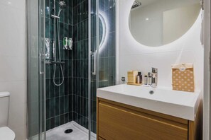 Douche, sèche-cheveux, serviettes fournies