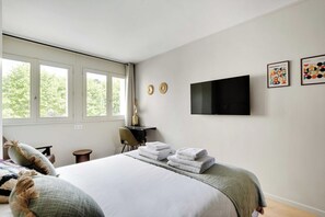 Escritorio, tabla de planchar con plancha, wifi gratis y ropa de cama 