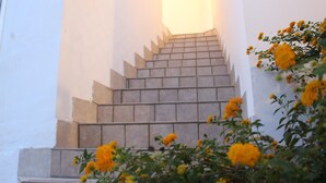 A staircase with a white wall and a light source at the top. - La Riserva dei Felici (Racale)