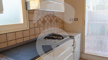 Monolocale Classic | Cucina privata | Frigorifero, piano cottura, pentole/stoviglie/utensili