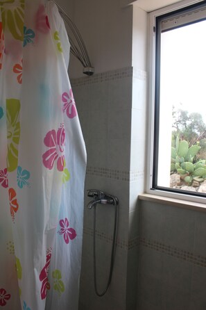 Family Apartment | Bathroom | Shower, towels, soap, shampoo - La Riserva dei Felici (Racale)
