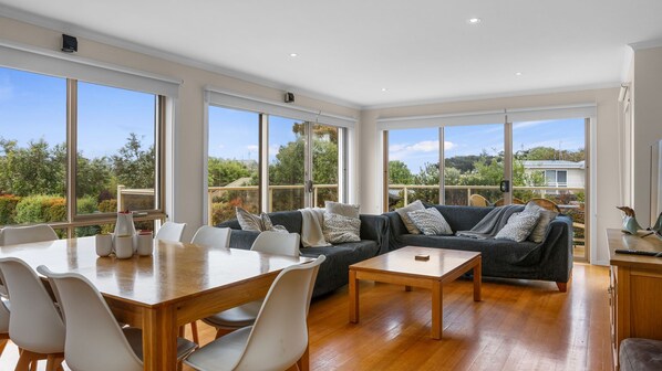 Smart TV, DVD player - Sound Of The Sea - A Symphony of Nature's Serenity (Apollo Bay)