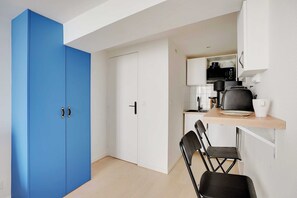 Fridge, microwave, stovetop, coffee/tea maker - Charming studio - 2P- Montorgueil (Paris)