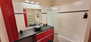 ヘアドライヤー、タオル、石鹸、トイレットペーパー