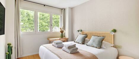 Työpöytä, silitysrauta/-lauta, ilmainen Wi-Fi, vuodevaatteet