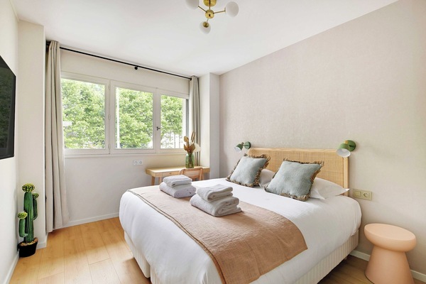 Skrivebord, strykejern/-brett, wi-fi (inkludert) og sengetøy