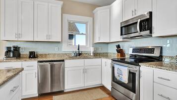 Een koelkast, een magnetron, een oven, een kookplaat