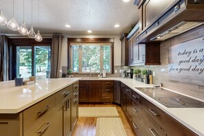 Fridge, microwave, oven, stovetop - Beautiful home with patio, WiFi, fireplace, shared hot tub/pool/pickleball court (McCall)