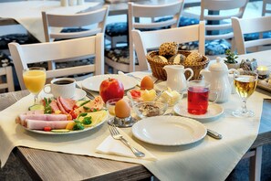 Café da manhã com buffet todos os dias mediante uma taxa