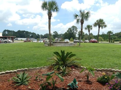 NASSAU HOLIDAY MOTEL