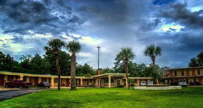 NASSAU HOLIDAY MOTEL