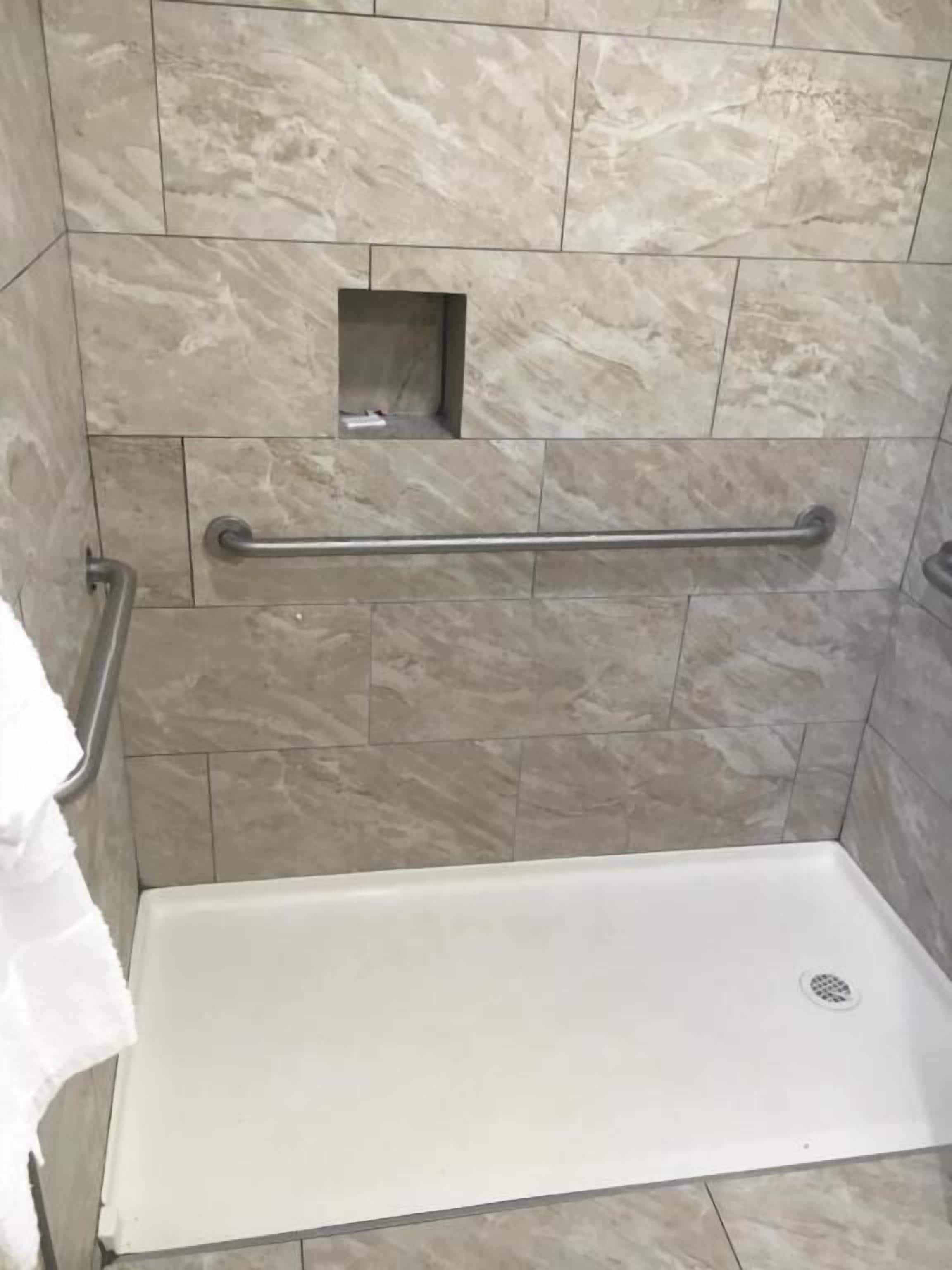 Banheira, secador de cabelo, toalhas de banho, sabonete