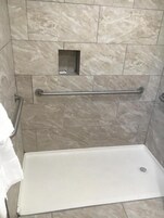 Bañera, secador de pelo, toallas, jabón