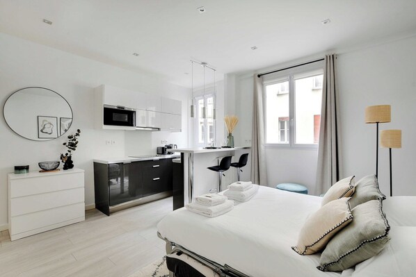 Skrivebord, strykejern/-brett, wi-fi (inkludert) og sengetøy