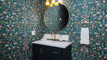 Deluxe Room, Ocean View | Bathroom