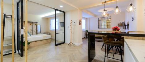 1 soverom, strykejern/-brett, internettilgang og sengetøy