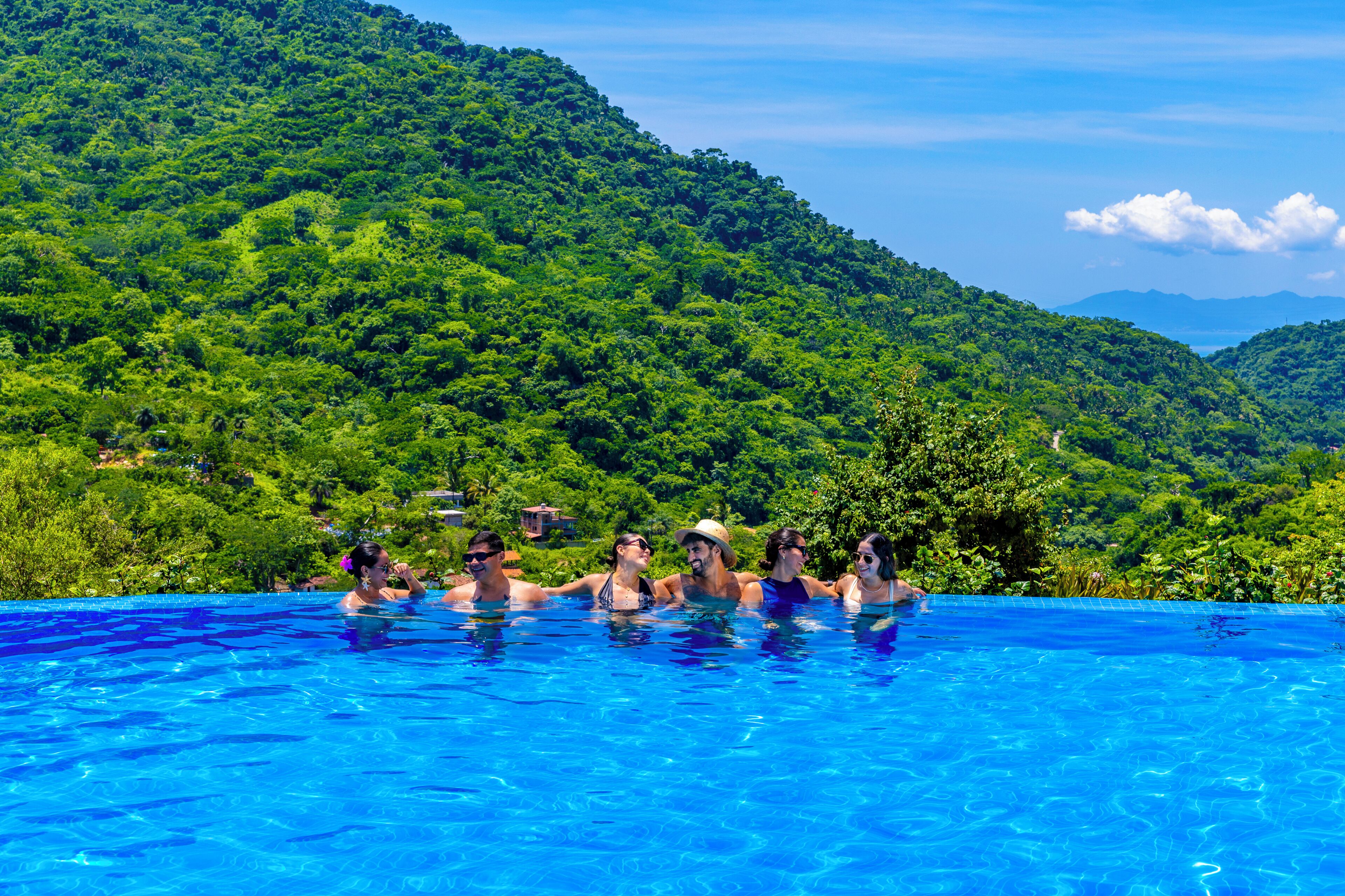 Una piscina al aire libre