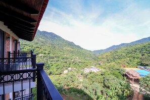 Standard Room, Balcony, Mountain View with Sofa Bed | Vue du balcon